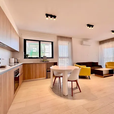 Mackenzie Seaside Апартаменти *