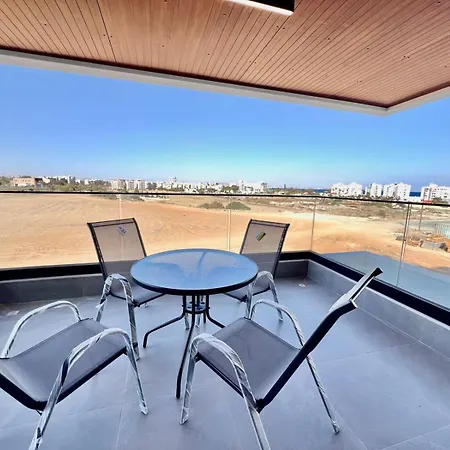 Mackenzie Seaside Апартаменти Ларнака